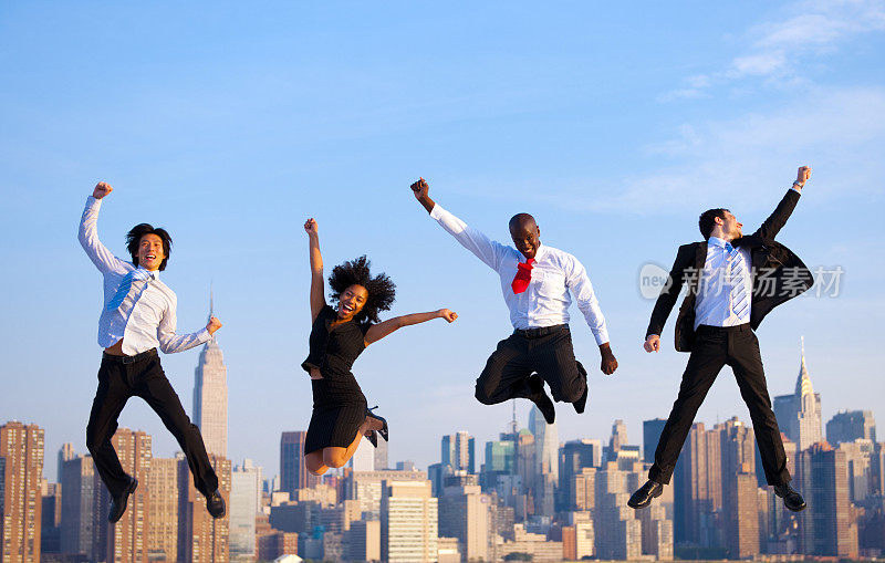 Happy Successful business people celebrating by jumping in New York重复图片